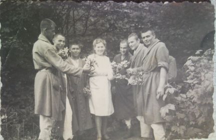 Анна Алексеевна с солдатами в госпитале