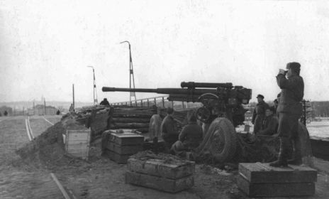 Октябрь 1941 года. Зенитная пушка калибра 85 мм 732-го зенитного артиллерийского полка на Пролетарском мосту в Туле. Фотография Анатолия Гаранина