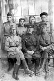 Польша, Белорусский фронт, 1944 год (группа разведчиков) Валентина Москалёва (2-ая справа во 2-ом ряду)