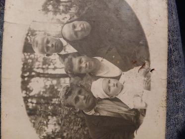 Последняя фотография дяди Бориса с семьей перед уходом на службу. Рядом с ним жена  маленькой Алей, мама- моя бабушка Мария, а с зайди мальчик, это мой папа.