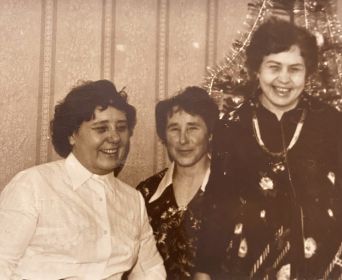 Прабабушка Катя со своими сестрам Марией и Ниной