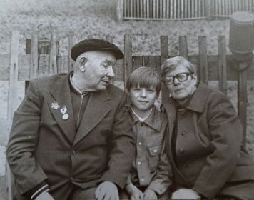 Я в объятиях бабушки и дедушки