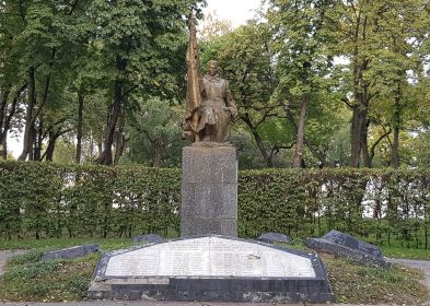 Братская могила в парке Коцюбинского, г. Чернигов