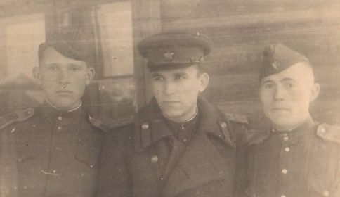 Виктор Дмитриевич с сослуживцами