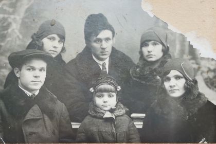 В первом ряду Алла Александровна по центру и ее родители справа и слева от нее. 1932 г.