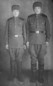 Бирюков Николай Фёдорович (слева) с армейским другом (Динисюк Виктор) во время службы в г. Архангельске. Январь 1951 года.