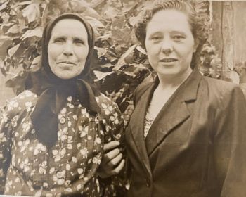 На данном снимке запечетлена моя прабабушка Катя со своей мамой (Анастасия Ивановна) после войны
