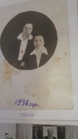 Фото 1938г сестры Мария и Шура. Мария стоит слева (расстреляли фашисты). Шура сидит справа (спасла детей Марии)