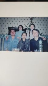 Дочь с внуками и правнучкой