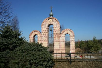 Звонница у братской могилы №7 вблизи деревни Рыльково, освящена в 2018 году.