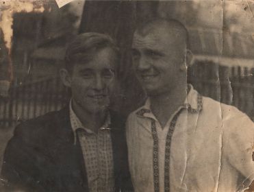 Виктор слева, с братом.