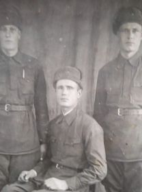 Перед отправкой на фронт .Фото 1941г