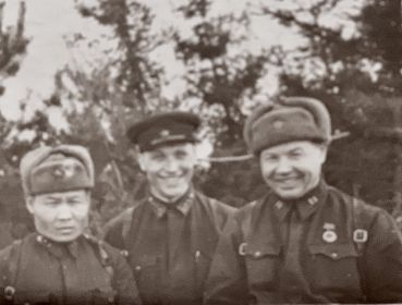 Гвардии полковник АНДРЕЕВ А. А. с однополчанами.