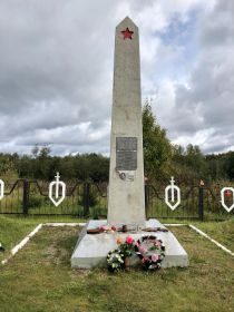 Братская могила №10 в урочище д. Медвёдки Акатовского сельского поселения