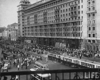 Толпы москвичей, выходящие на улицу со станции метро Площадь Свердлова, где они прятались во время очередного авианалета. Здание на фото — это гостиница «Москва» (Маргарет Бурк-Уайт)