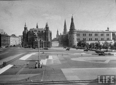 Вид на Манежную площадь и Кремль из окна "Националя" лето 1941 года.
