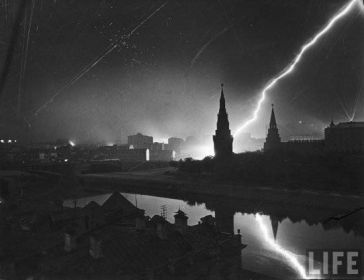 Ведется зенитный огонь, прожектор ищет вражеские самолеты. Налеты люфтваффе на советскую столицу 26 июля 1941 года.