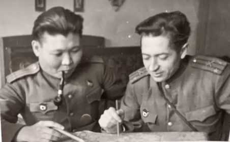 Гвардии полковник АНДРЕЕВ А. А. с однополчанином.