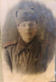 10 февраля 1946 год. На обороте надпись - Моим Родителям Братьям и Сестре от брата Миши курсанта военной артиллерийской школы.