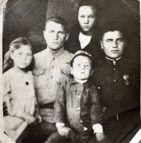 С родным братом Хуснутдиновым Хади и с родственниками