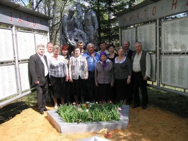 Дочери, внуки и правнуки 09.05.2009 года На месте захоронения