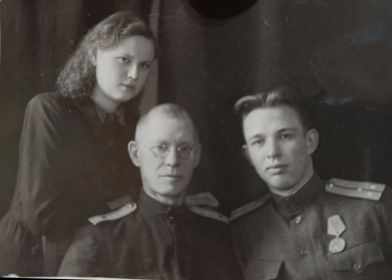 Васильев Алексей Сергеевич, Васильев Сергей Платонович (отец), Васильева Нина Сергеевна (сестра)