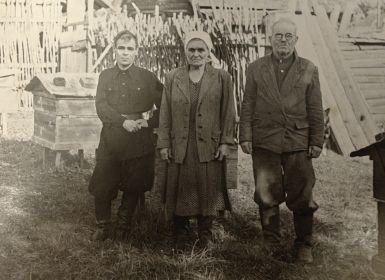 Георгий с родителями Ириной Яковлевной и Василием Илларионовичем (1962 г.)