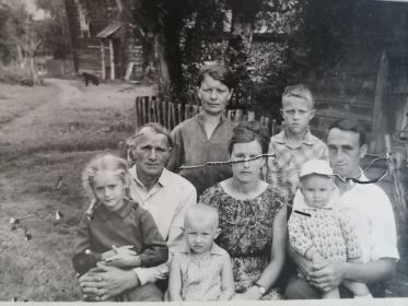 Василий Кузьмич с женой Екатериной Павловной, дочерью, сыном, зятем и внуками