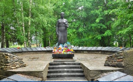Скульптурной композиции «Скорбящая мать» в Оште.