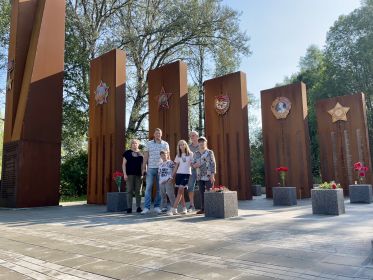 Собрались всей семьёй, взяли уже старенькую дочку солдата и поехали в Ржев на мемориал, проведать отца, деда, прадеда и прапрадеда)