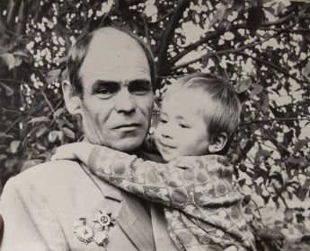 Георгий с внучкой Натальей (1975 г.)