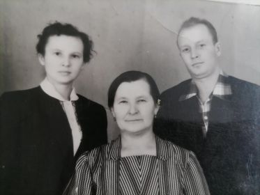 Жена Елизавета Васильевна с дочерью Алевтиной и зятем Константином