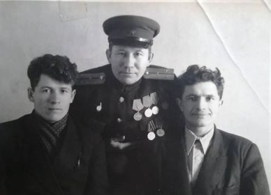 Братья Будниковы (слева-направо). Средний брат Василий Андреевич, старший брат Николай Андреевич, младший брат Григорий Андреевич.