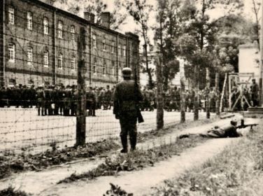Офлаг 336/Z Калвария (Kalvarija). 1941 год. Советские военнопленные и охрана у здания №1. Фотография найдена поисковиком Aleksandr Serebriakov.