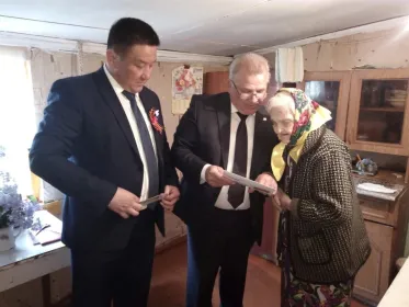Поздравление от главы района Октябрьского РМО РК Батырова С.А и заместителя министра сельского хозяйства Антонов С.Г с 90- летним юбилеем