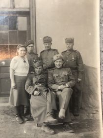 С сослуживцами 07.03.1945 в Будапеште: Артемова М И,Бобыр,Ульянов,сидя-Кравченко,л-т Росляхов