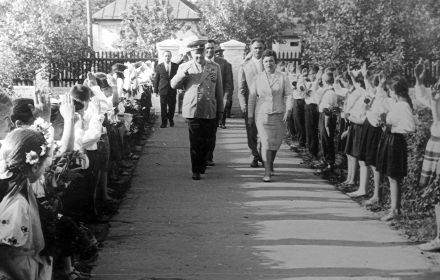В. И. Чуйков приветствует пионеров. Жашков, май 1966 г.