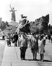 На Мамаевом кургане. Р. З. Муксинов, В. М. Разумеева-Головатенко и М. С. Гуляева-Муксинова. Лето 1970 г.