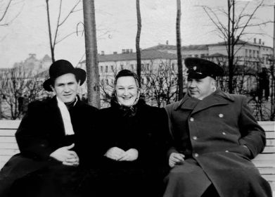 Кутырина Анастасия Сергеевна с мужем (справа) и с другом семьи.