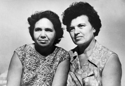 Первая встреча через 27 лет. М. С. Гуляева-Муксинова и В. М. Разумеева-Головатенко. Волгоград, лето 1970 г.