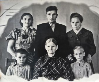 Семья (слева сестра Прасковья, справа супруга Полина, дети Виктор и Валентина и мама Мария)
