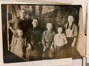 Примерно 1932-33г. Помощница соседка, Сафоновы: Евдокия, Александра Кузьминична, Петр, Анна, Екатерина