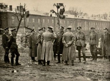 Офлаг 336/Z Калвария (Kalvarija). 1941 год. Немецие офицеры на территории лагеря. Фотография найдена поисковиком Дим Балашов.