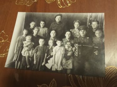 Дедушка Никанор с бабушкой Марией с детьми