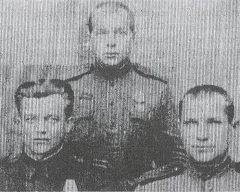 Фотография с однополчанами стоит Мельников Г.Е., справа Исаков А., слева старшина медицинской службы Плахотный Т.