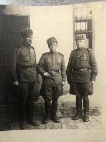 С сослуживцами в г Брно,Чехословакия,29.04.45.Трифонов,Кравченко