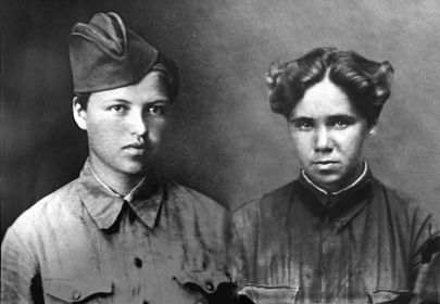Боевые подруги В. М. Разумеева и Мария Севастьяновна Гуляева. 1943 г. (фотокомпиляция)