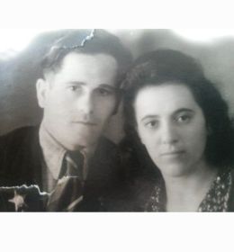 На фотографии Александр Васильевич и его жена Вера Анатольевна, познакомились после войны
