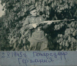 Май 1945 Гёрберсдорф, Германия. С трофейной винтовкой