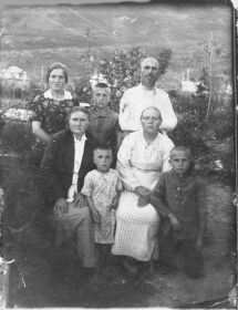 Том Трофимович  с Отцом Трофимом Антоновичем, Дубовик Мария Фёдоровна (в белом платье), брат Антон Трофимович, сестра Вера, Дарья Васильевна Дубовик (супруга Ильи Трофимовича Дубовик)